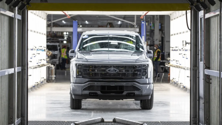 Ford сокращает рабочие места на заводе F-150 Lightning — photo 7040
