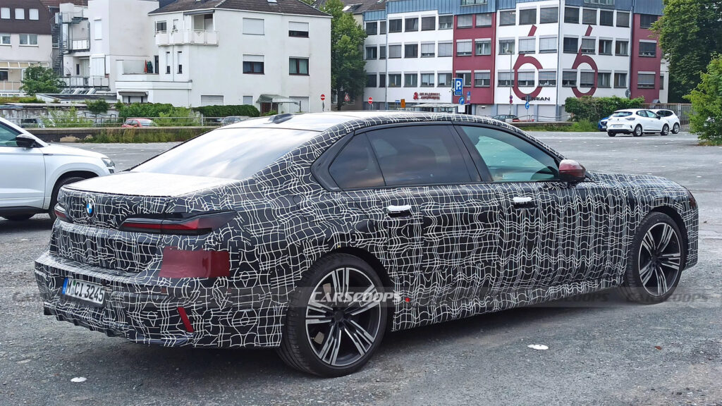 Обновленный BMW i7 M70 заметили на испытаниях — photo 2