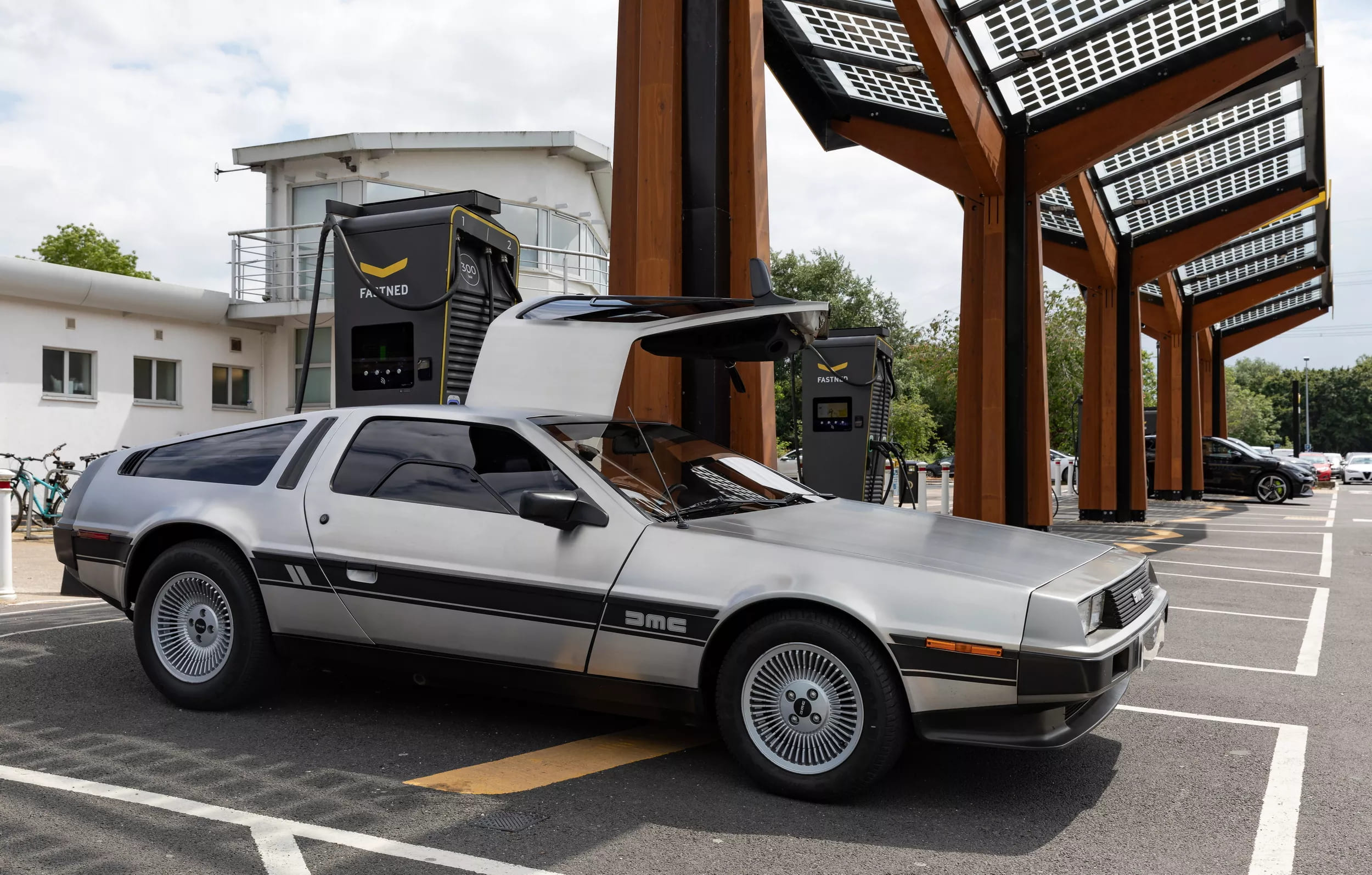 Легендарный DeLorean DMC-12 превратили в электрокар — photo 11520