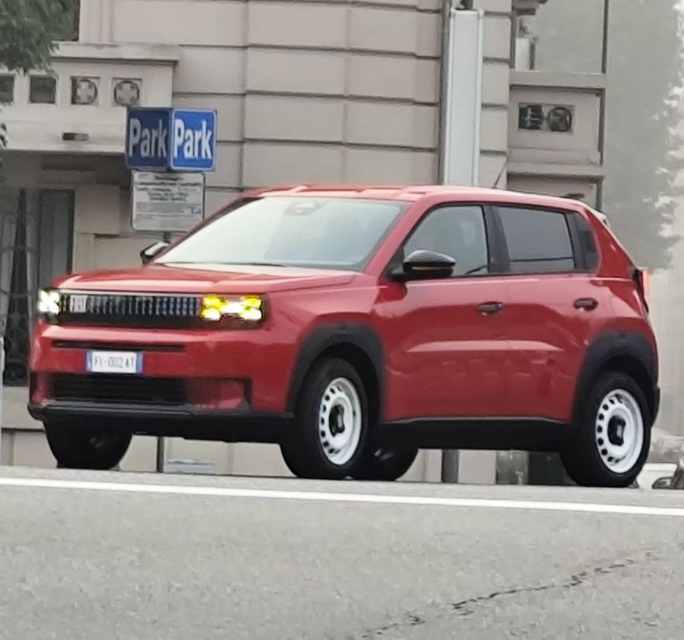 Электрический Fiat Grande Panda замечен во время рекламной фотосессии — photo 11578