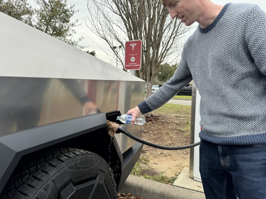 Навіщо власники Tesla кладуть мокрі рушники на зарядні ручки? — photo 5