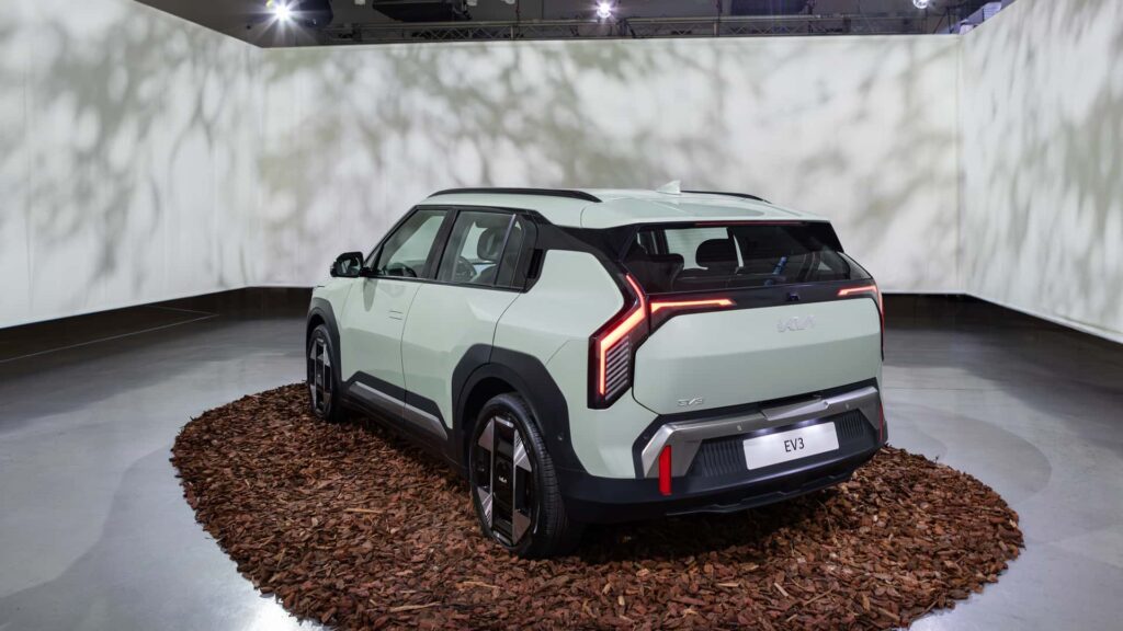 Бюджетний електричний кросовер Kia EV3 вийшов на європейський ринок — photo 3