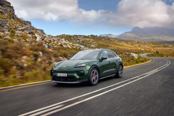 Появились новые версии электрического кроссовера Porsche Macan EV — photo 12773