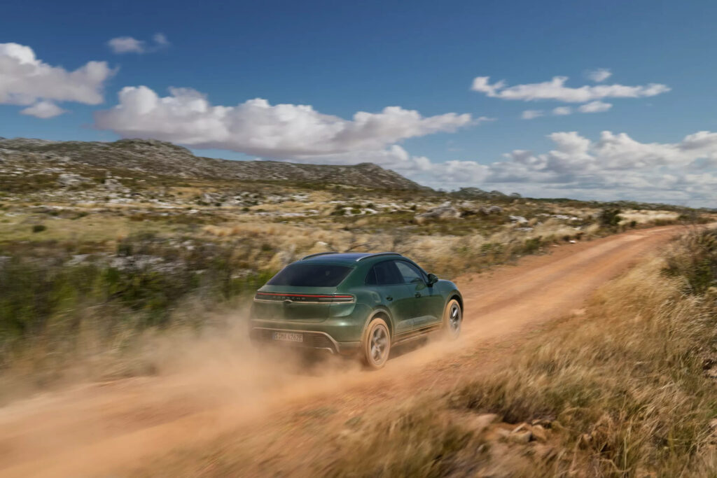 З’явились нові версії електричного кросовера Porsche Macan EV — photo 5