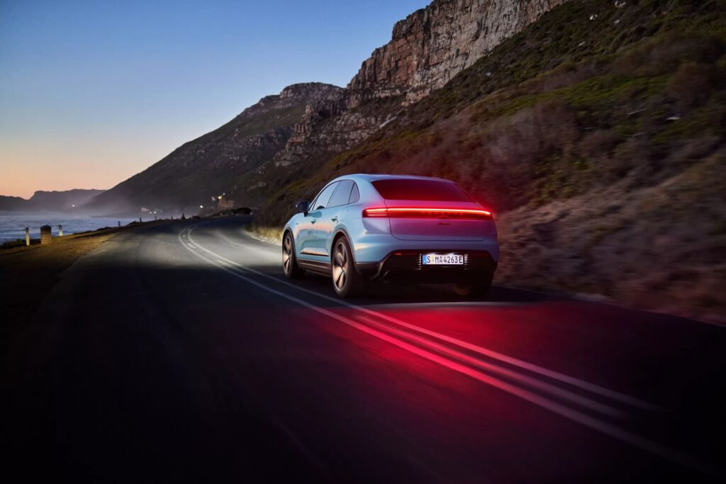 Появились новые версии электрического кроссовера Porsche Macan EV — photo 6