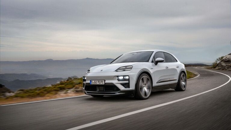 Porsche Macan Electric відкликають через занадто яскраві фари — photo 13576