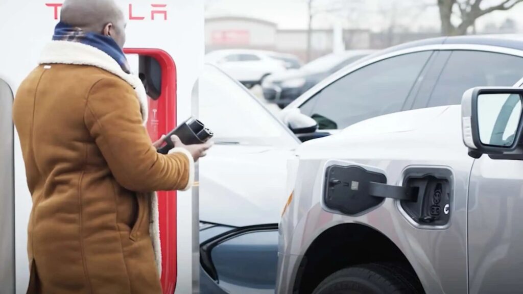 Tesla нарешті нарощує виробництво зарядних адаптерів — photo 2