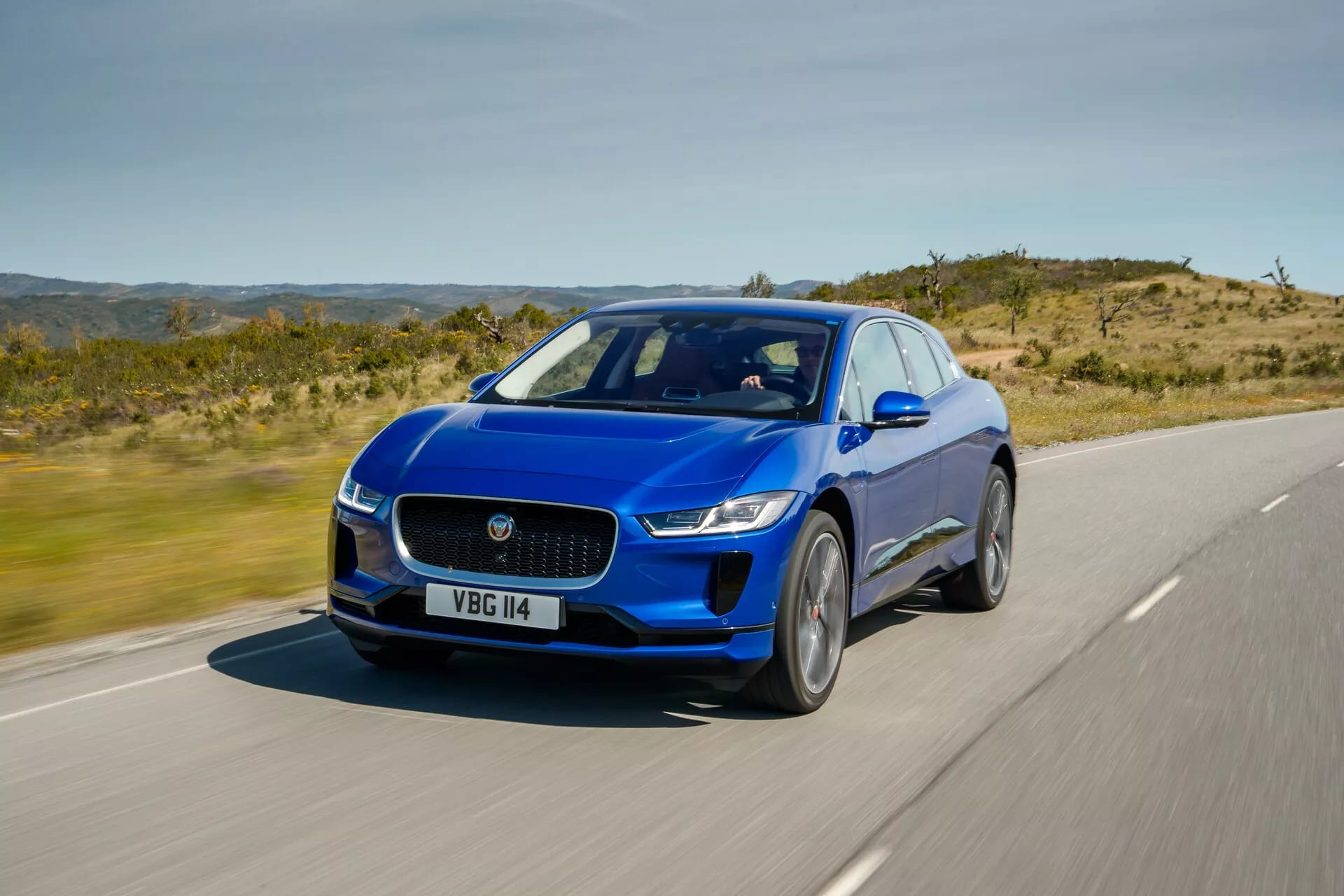 Власників Jaguar I-Pace просять паркуватися на вулиці — photo 17063