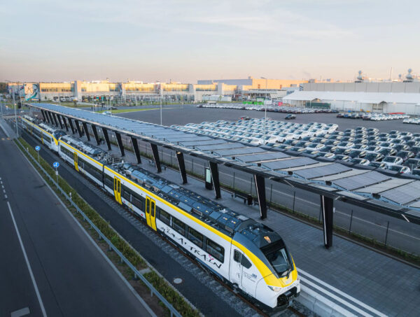 Електричний Giga Train перевозить співробітників Tesla, але вона його не будувала — photo 18336