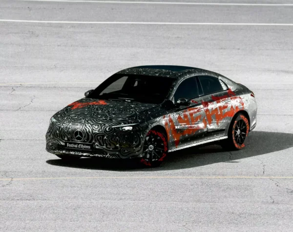 Попередній огляд майбутнього Mercedes-Benz CLA, який майже скинув камуфляж  — photo 20585