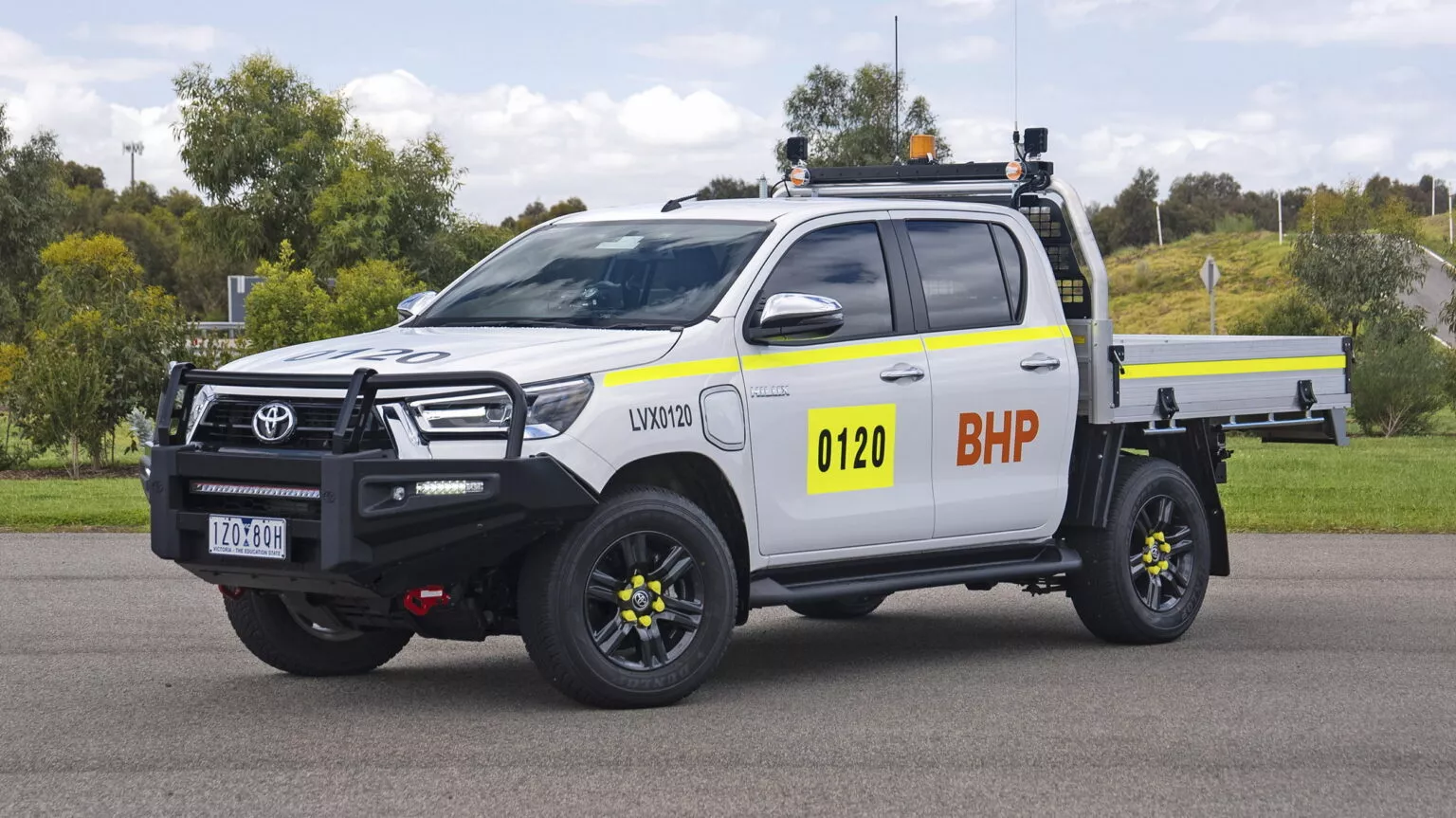 Toyota тестує електричний пікап Hilux в важких умовах — photo 21484