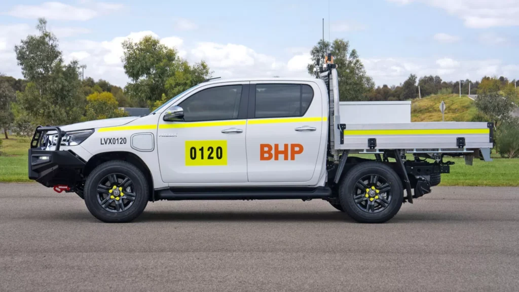 Toyota тестує електричний пікап Hilux в важких умовах — photo 2