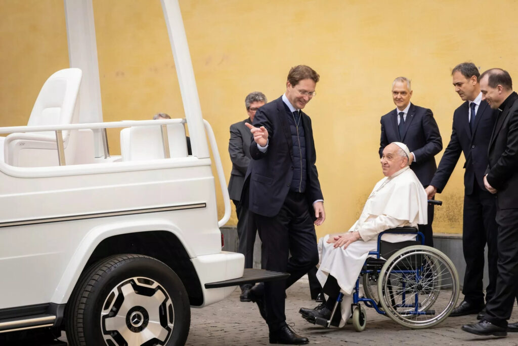 Mercedes створив електричний Popemobile для Папи Франциска — photo 8