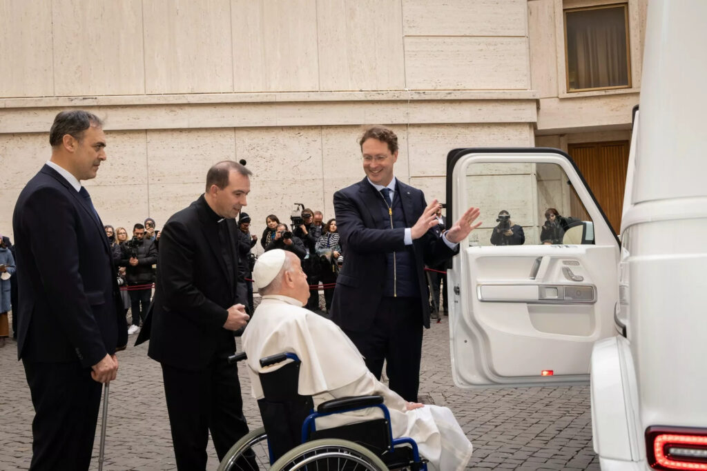 Mercedes создал электрический Popemobile для Папы Франциска — photo 10