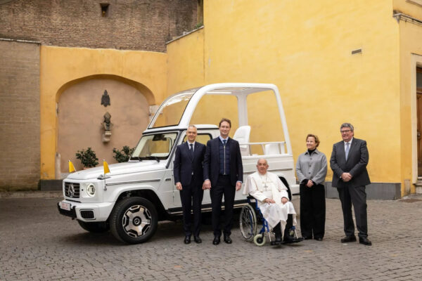 Mercedes створив електричний Popemobile для Папи Франциска — photo 24312