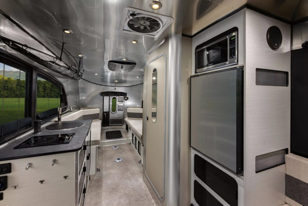 Airstream Basecamp 20Xe – автономный кемпер для электромобилистов — photo 4