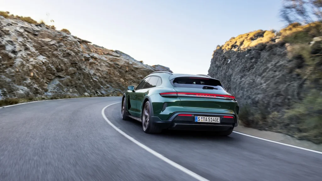 Представлено значно оновлений Porsche Taycan — photo 10