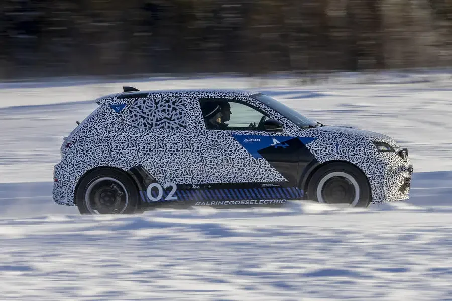 Хот-хетч Alpine A290 EV скидає маскування — photo 6
