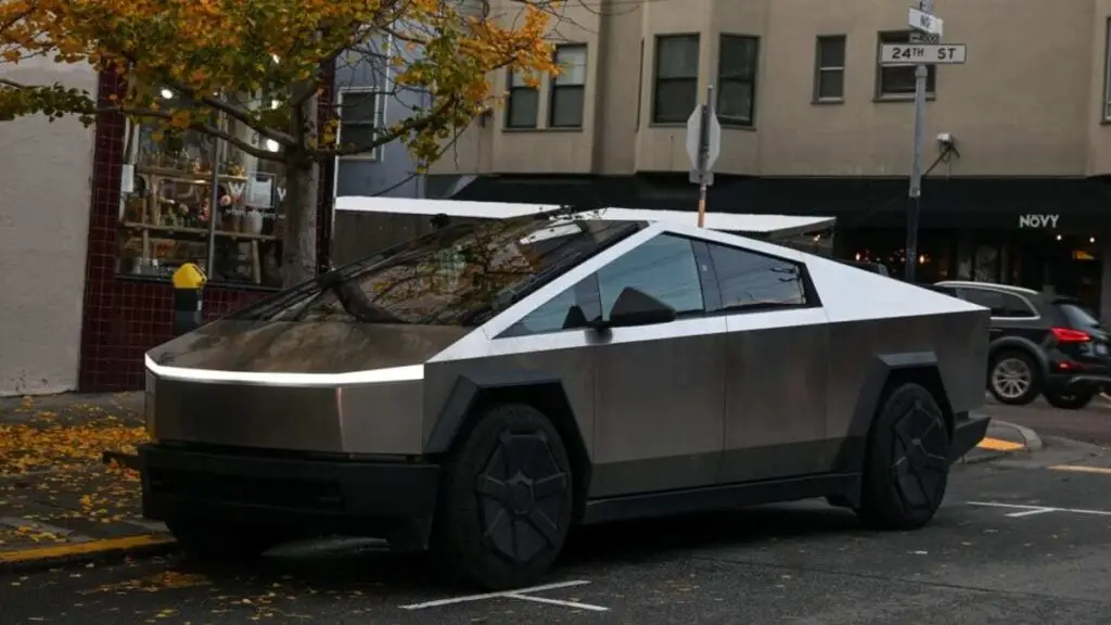 Власники Tesla Cybertruck скаржаться на іржу — photo 2