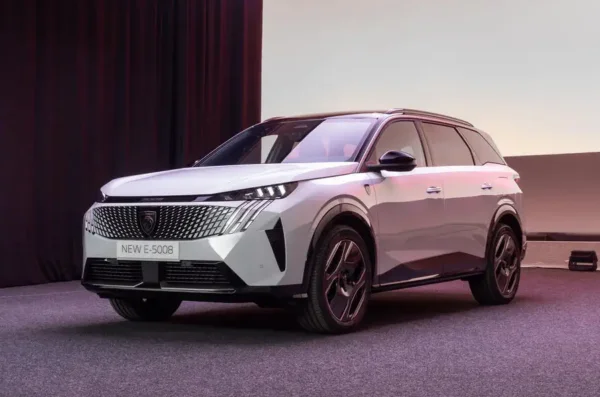 Peugeot e-5008 предлагает семь мест — photo 6449