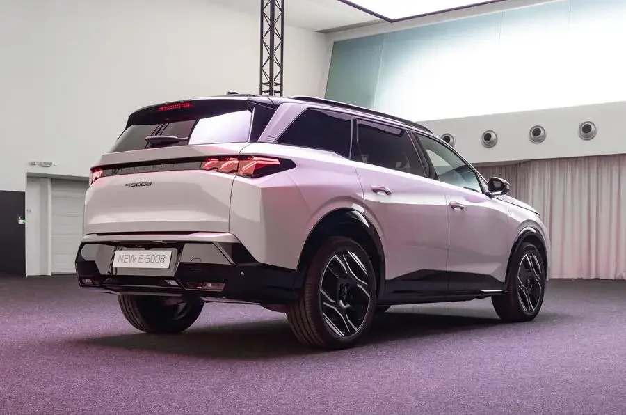 Peugeot e-5008 предлагает семь мест — photo 5