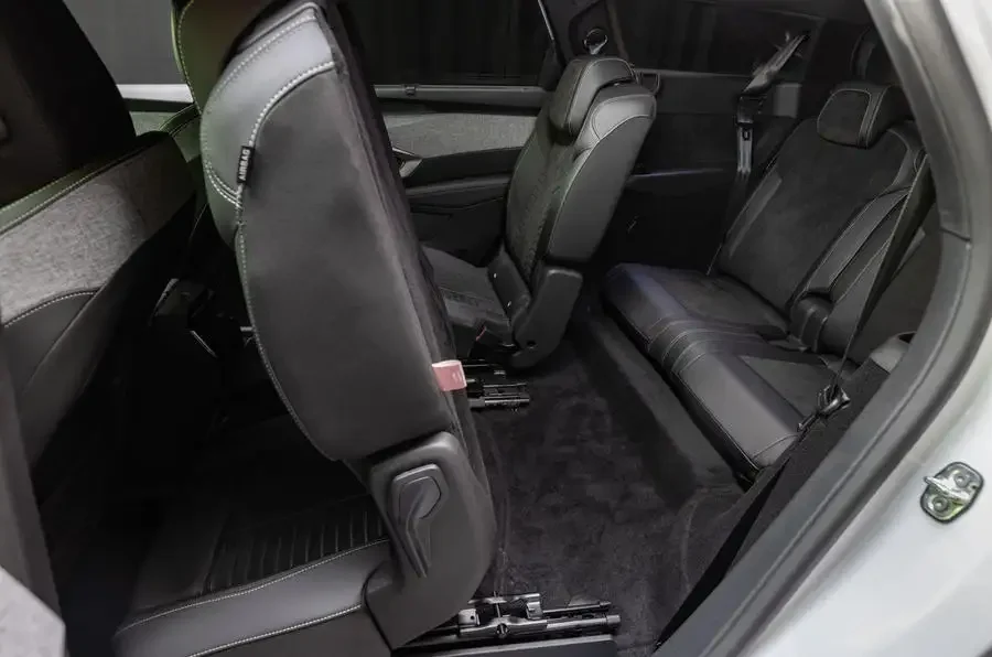 Peugeot e-5008 предлагает семь мест — photo 4