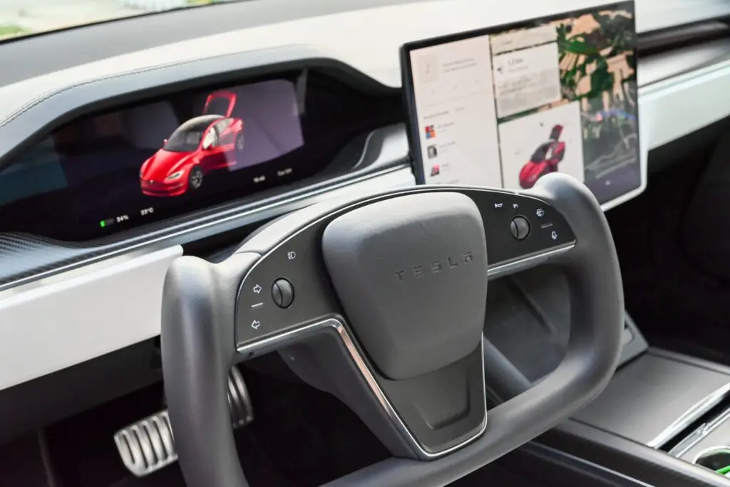 Чому Tesla безкоштовно надала автопілот? — photo 2 Чому Tesla безкоштовно надала автопілот? — photo 2