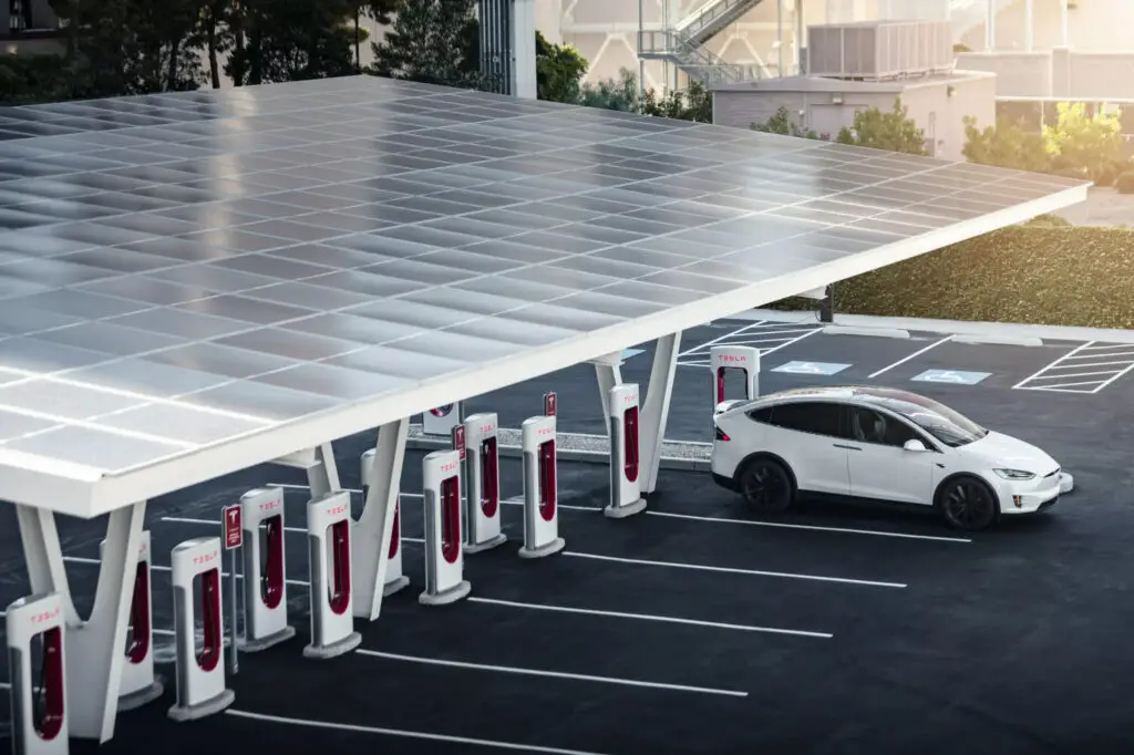 BP хочет выкупить зарядные станции Tesla и нанять ее персонал — photo 2