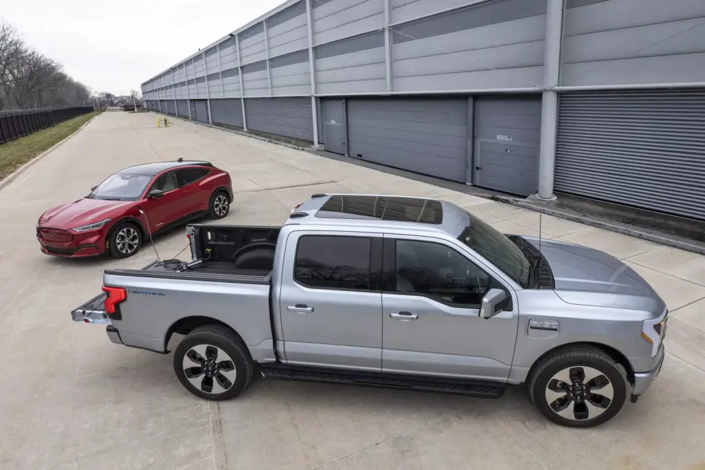 Ford призупиняє замовлення на акумулятори через збитки від електромобілів — photo 2