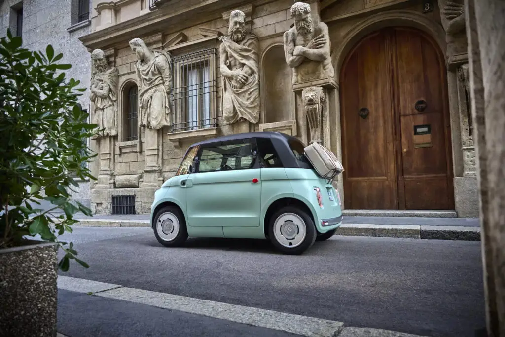 Поліція вилучає електромобілі Fiat через італійський прапорець? — photo 3