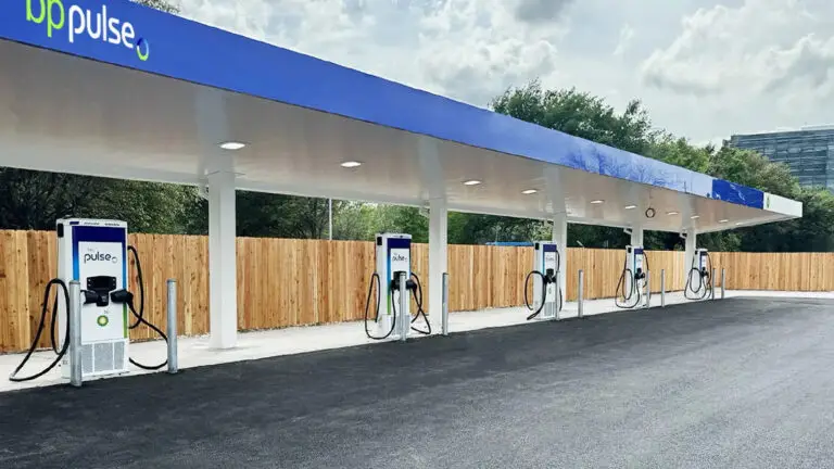 BP хочет выкупить зарядные станции Tesla и нанять ее персонал — photo 9132