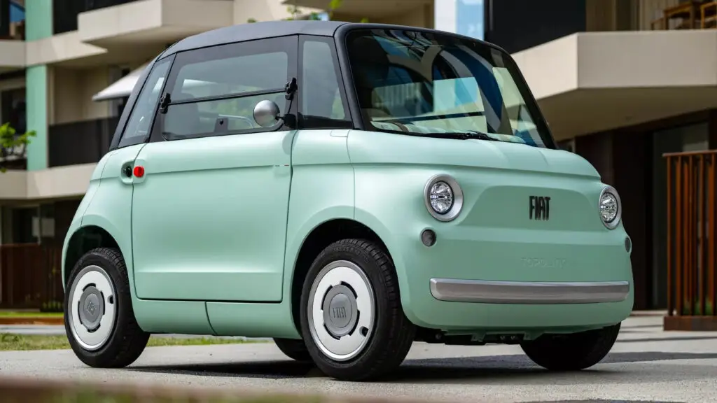 Поліція вилучає електромобілі Fiat через італійський прапорець? — photo 2