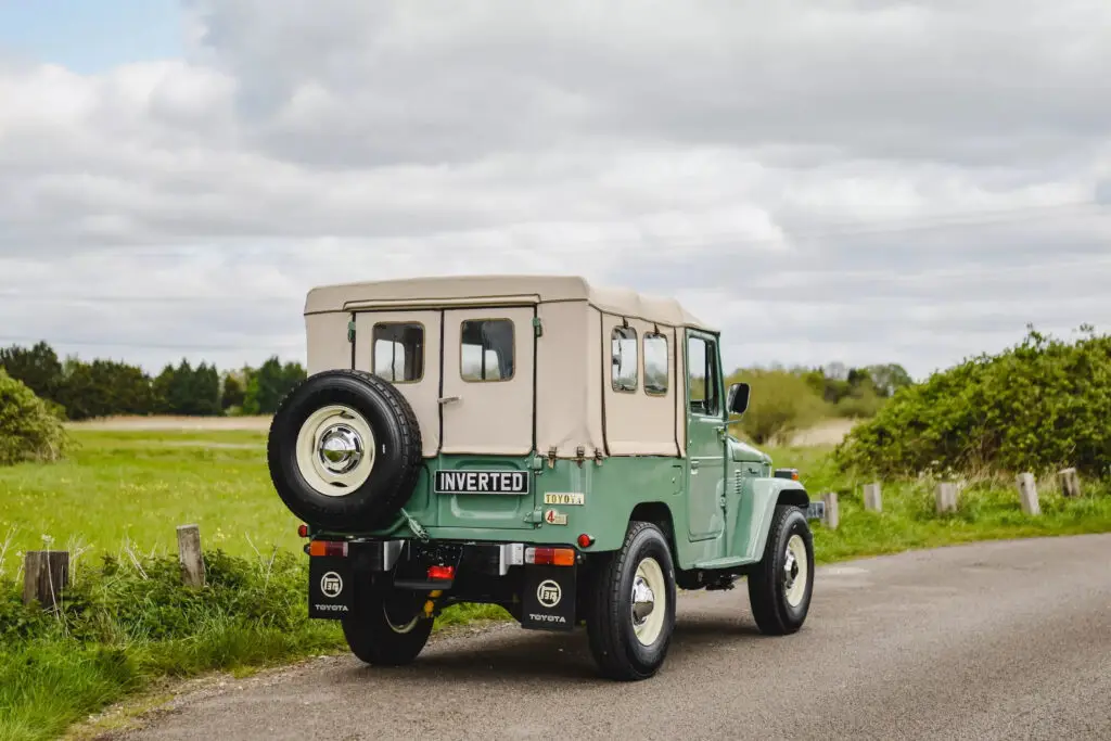 Старенький Toyota FJ40 отримав серце від Tesla — photo 3