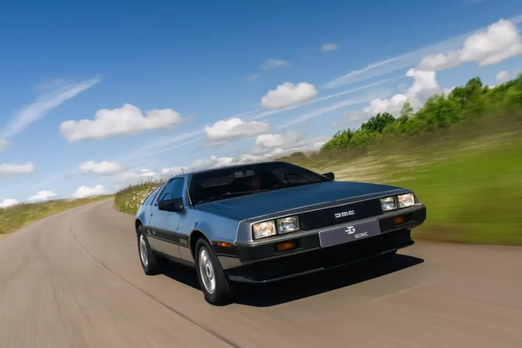 Легендарный DeLorean DMC-12 превратили в электрокар — photo 2