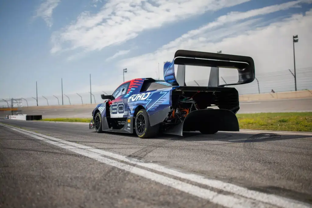 Гоночний Ford F-150 Lightning має три двигуни та 1400+ к.с. — photo 5 Гоночний Ford F-150 Lightning має три двигуни та 1400+ к.с. — photo 5