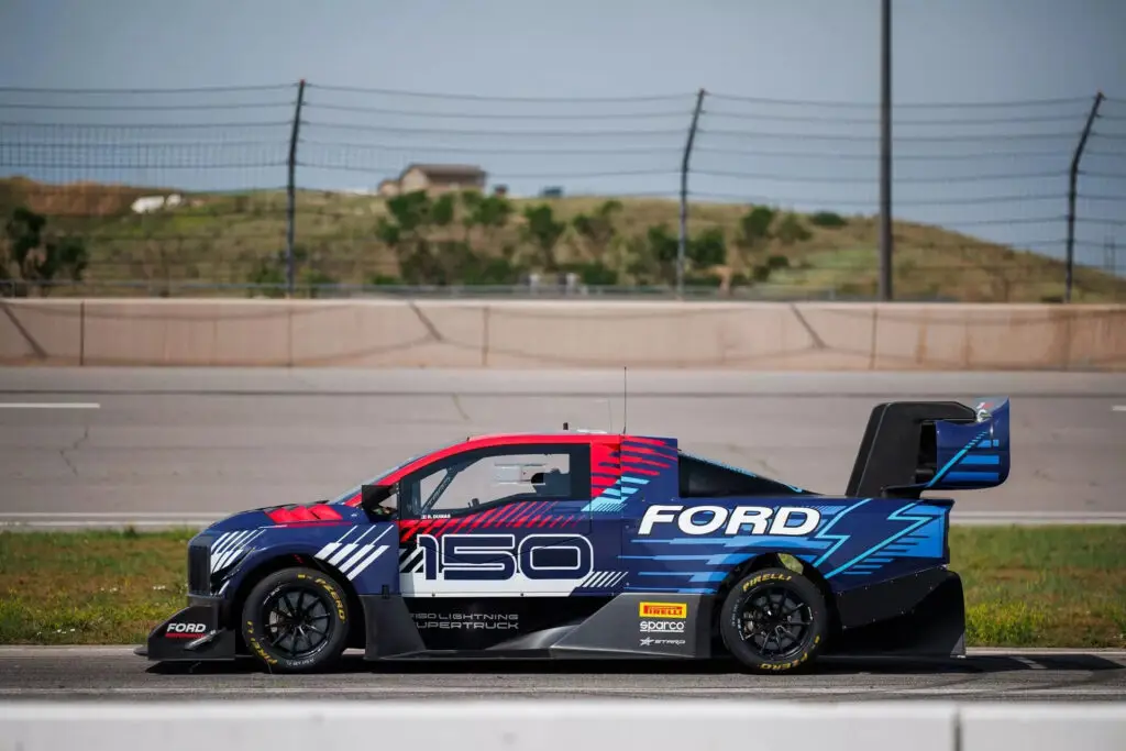Гоночний Ford F-150 Lightning має три двигуни та 1400+ к.с. — photo 2 Гоночний Ford F-150 Lightning має три двигуни та 1400+ к.с. — photo 2