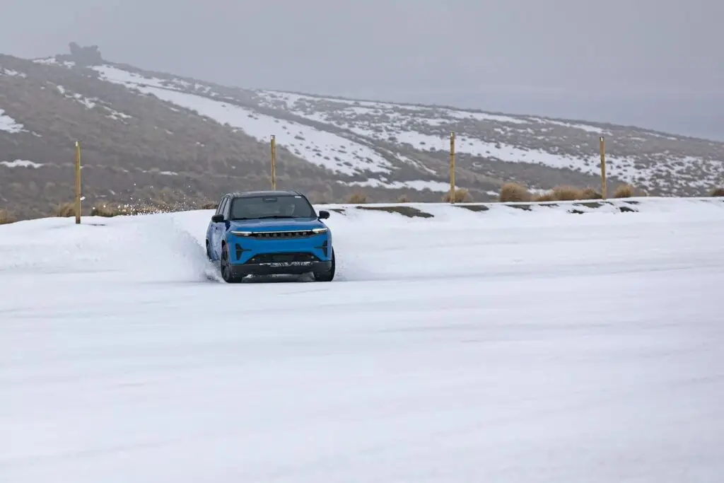 Електричний Jeep Wagoneer S проходить екстремальні випробовування — photo 2