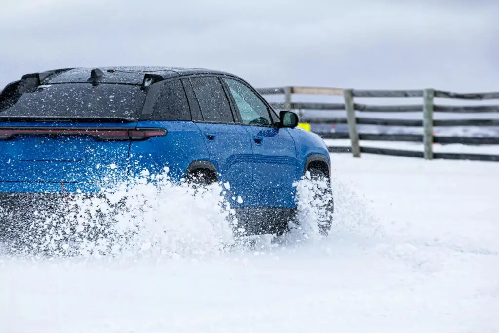 Електричний Jeep Wagoneer S проходить екстремальні випробовування — photo 3