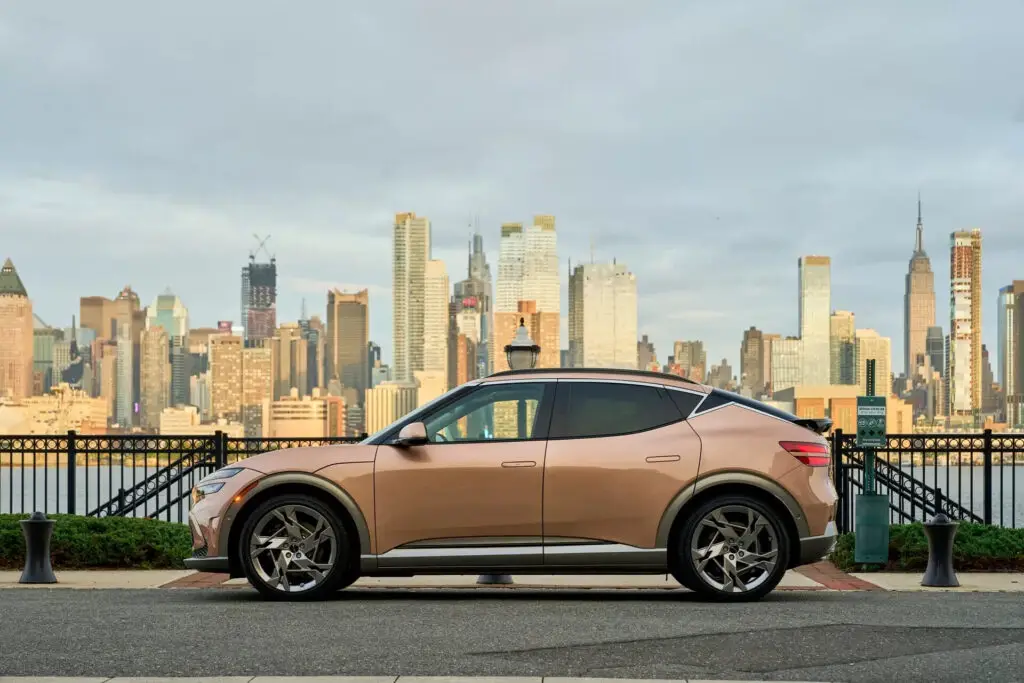 Оновлений Genesis GV60 отримав нову повнопривідну версію — photo 2