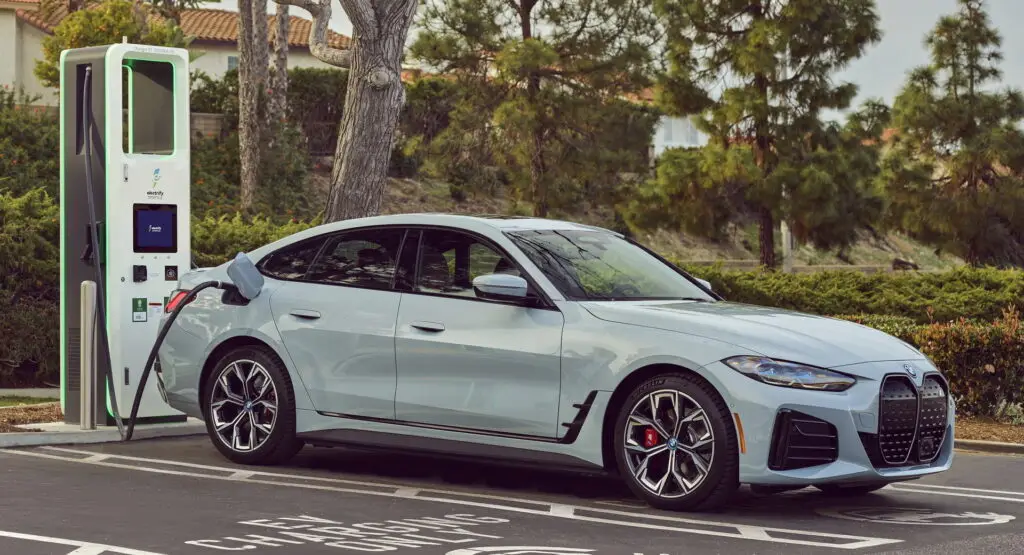 BMW перероблятиме всі старі літій-іонні батареї електромобілів у США — photo 2