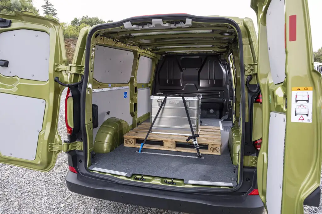 Нові VW Transporter та Caravelle: дизель, PHEV та електричні версії вже тут — photo 3 Нові VW Transporter та Caravelle: дизель, PHEV та електричні версії вже тут — photo 3