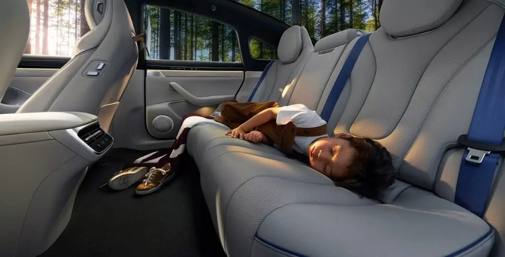 Оновлений Luxeed S7 загострює конкуренцію з Tesla Model 3 — photo 4
