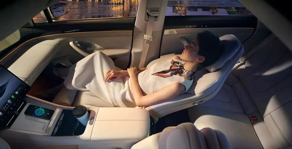 Оновлений Luxeed S7 загострює конкуренцію з Tesla Model 3 — photo 5