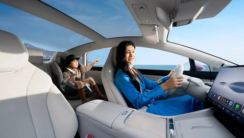 Оновлений Luxeed S7 загострює конкуренцію з Tesla Model 3 — photo 3