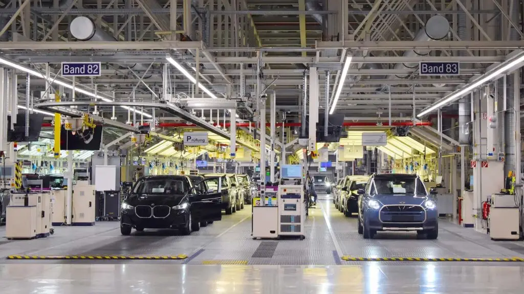 Електричні BMW та Mini самостійно з’їжджають з конвейера — photo 2