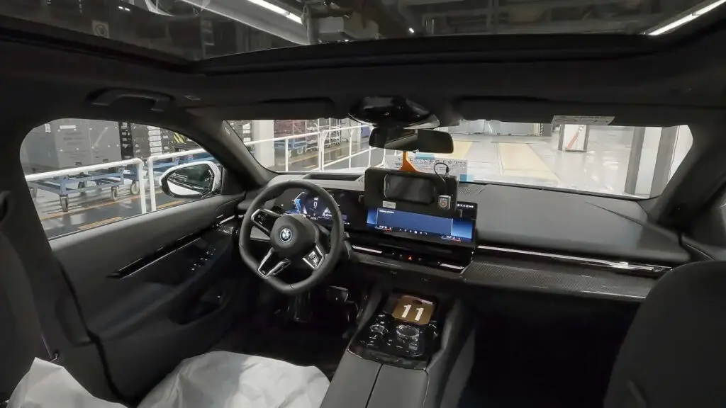 Електричні BMW та Mini самостійно з’їжджають з конвейера — photo 4