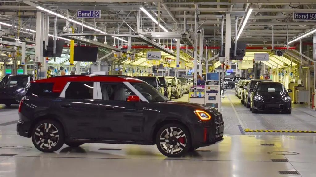 Електричні BMW та Mini самостійно з’їжджають з конвейера — photo 3