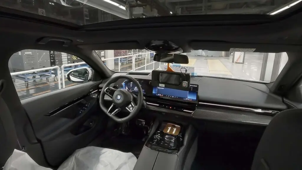 Електричні BMW та Mini самостійно з’їжджають з конвейера — photo 6