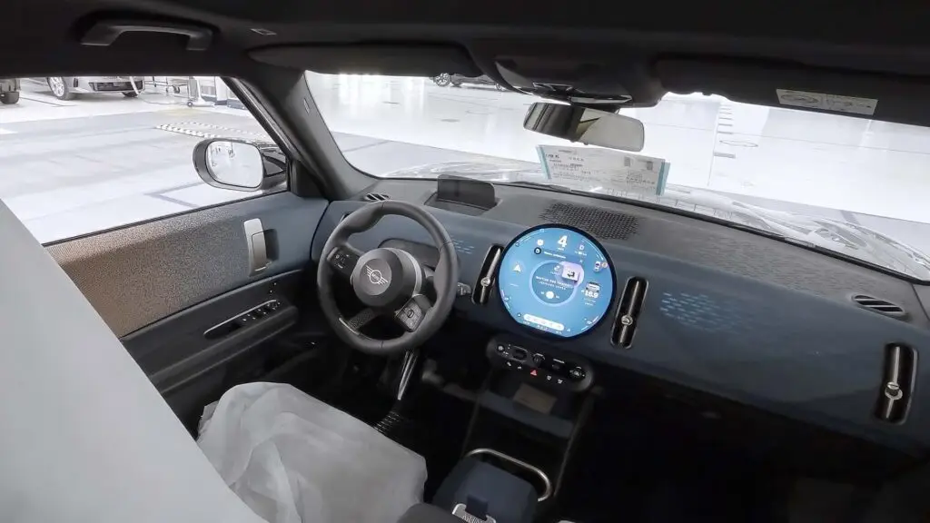 Електричні BMW та Mini самостійно з’їжджають з конвейера — photo 5