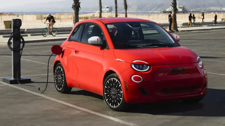 Виробництво Fiat 500e тимчасово зупинили через низькі продажі — photo 23887